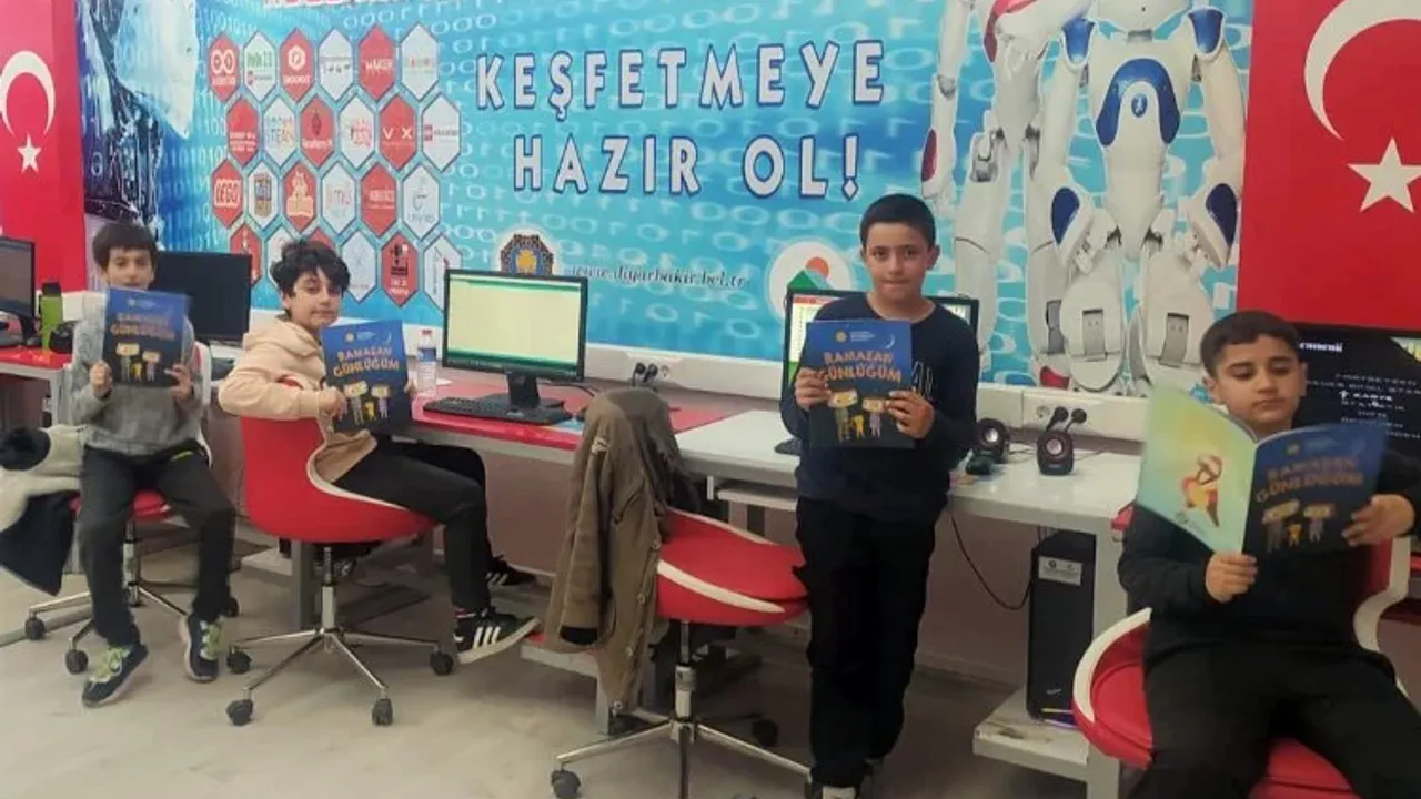 Diyarbakır’da Bilgi Evi öğrencilerine kitap hediyesi