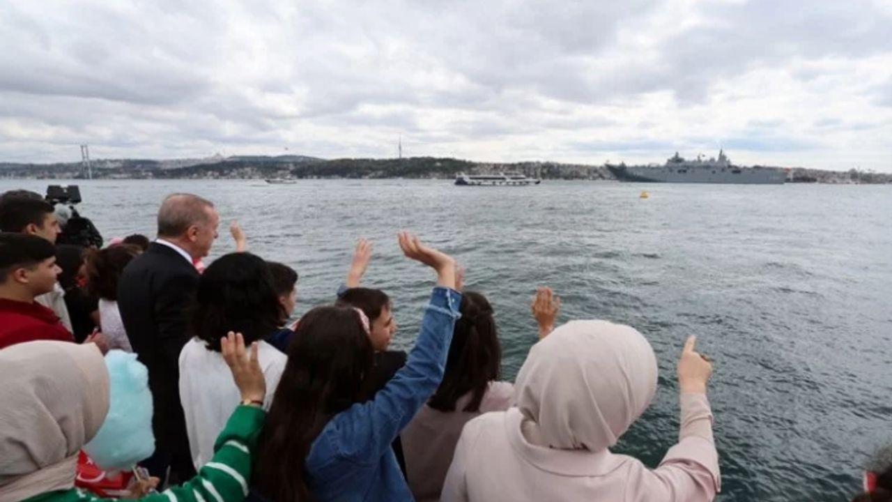 TCG Anadolu gemisi Erdoğan’ı selamladı