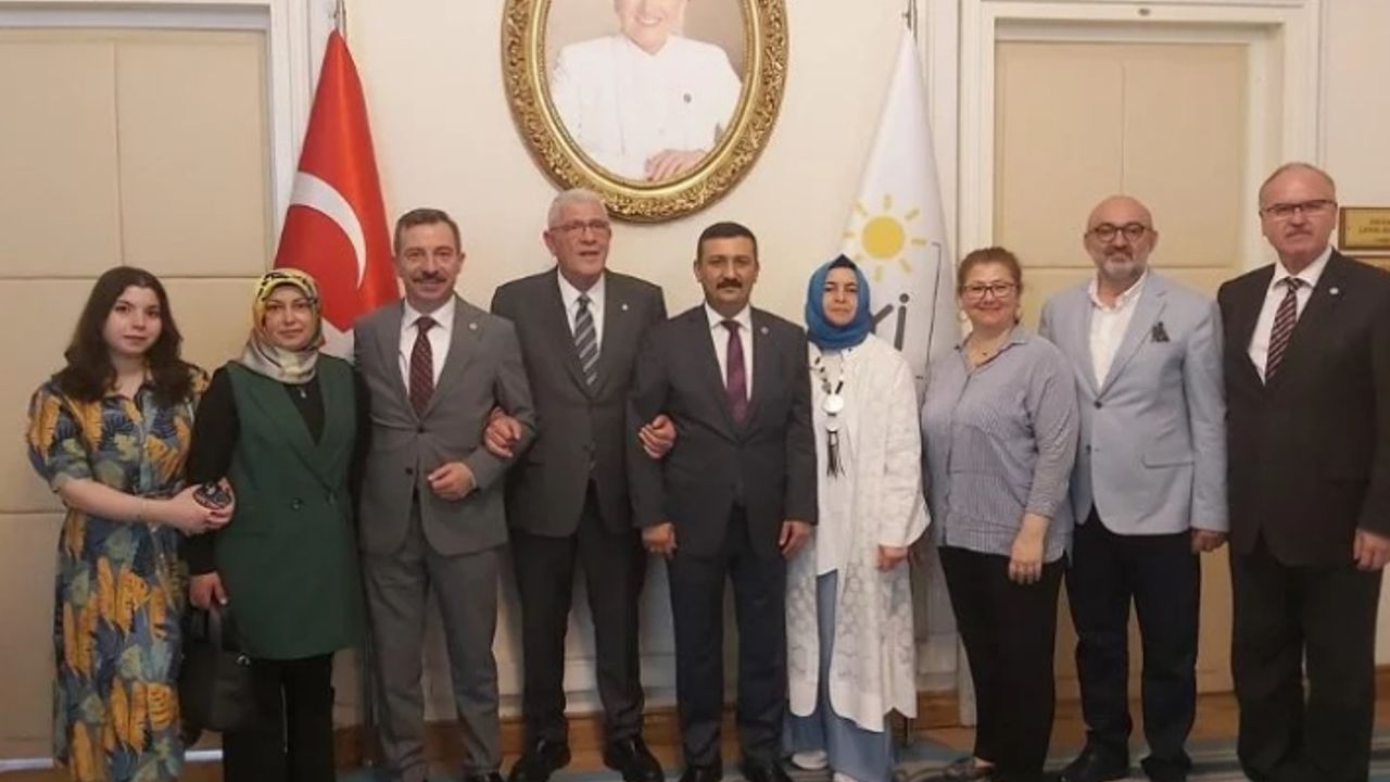 İYİ Partili Bursa Milletvekilleri kayıt yaptırıp rozetlerini taktı