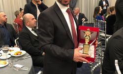 Ödül almaya gitti
