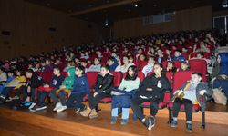 Başkan amcalarından minik öğrencilere karne hediyesi