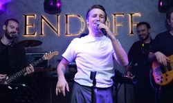 Sahneden alkışlarla indi