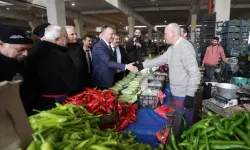 Başkan Büyükakın Perşembe Pazarını ziyaret etti