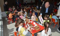 Tekne oruçlarını açan çocuklara eşlik etti