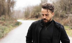 Hüzünlü bir merhaba dedi