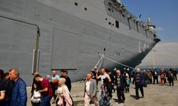 TCG Anadolu ziyaretçi akınına uğradı