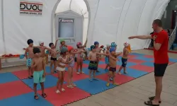 Çocuk Evi’nin minikleri, yüzmeye başladı