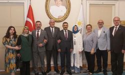 İYİ Partili Bursa Milletvekilleri kayıt yaptırıp rozetlerini taktı