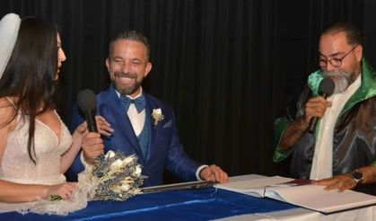 Tiyatro sahnesinde evlendiler