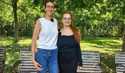 Türklere gönüllü İngilizce öğretiyor