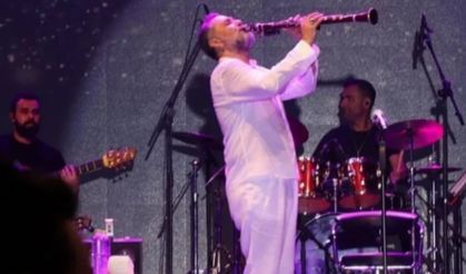 Hüsnü Şenlendirici seyirciyi coşturdu