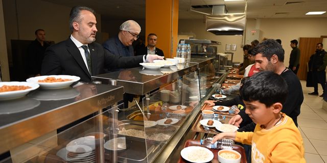 Başkan Aktaş depremzedelerle iftar yemeğinde buluştu