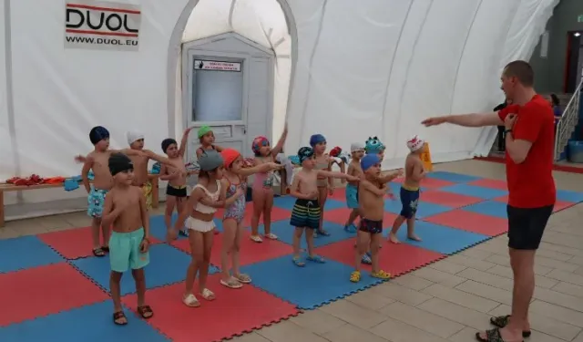 Çocuk Evi’nin minikleri, yüzmeye başladı