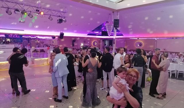 Sahnede coştukça coştular