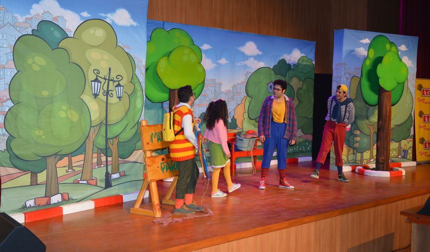 Orhangazi Belediyesinden çocuklara ücretsiz tiyatro hediyesi