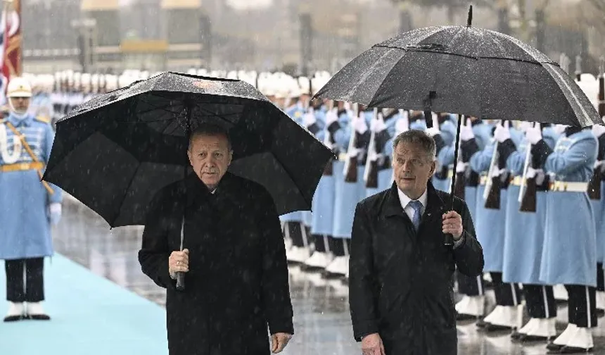 Cumhurbaşkanı Erdoğan Niinistö'yu yağmur altında karşıladı