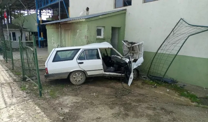 Fabrika duvarına çarparak durdu! 1 yaralı