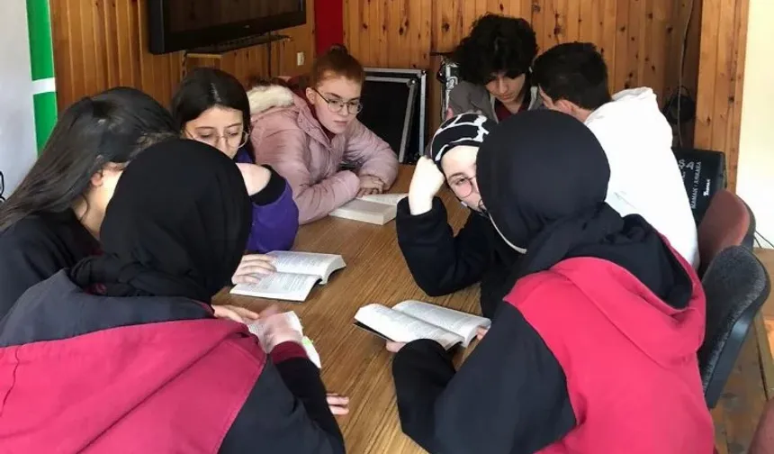 RİBEGEM'den öğrencilere kitap okuyor