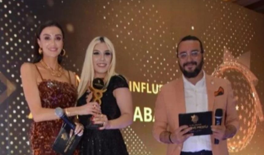 'Yılın Kadın Influencer' ödülünü aldı