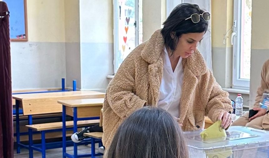 Oy için tatili yarıda kesti
