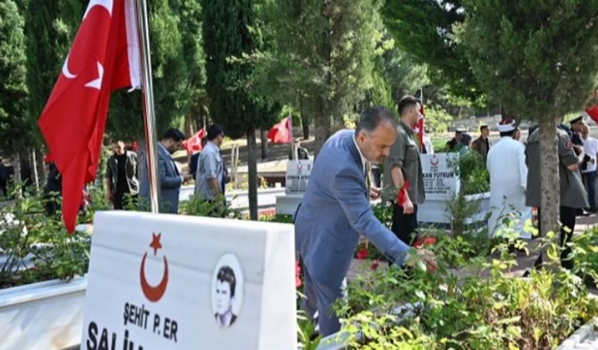 Bursa şehitliğinde duygusal anma
